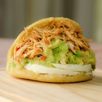 Arepas rellenas de pollo y aguacate. Receta venezolana