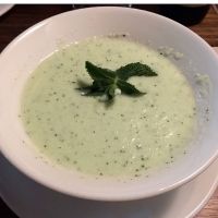 Crema fría de pepino, yogur y menta. Receta fácil y rápida de verano