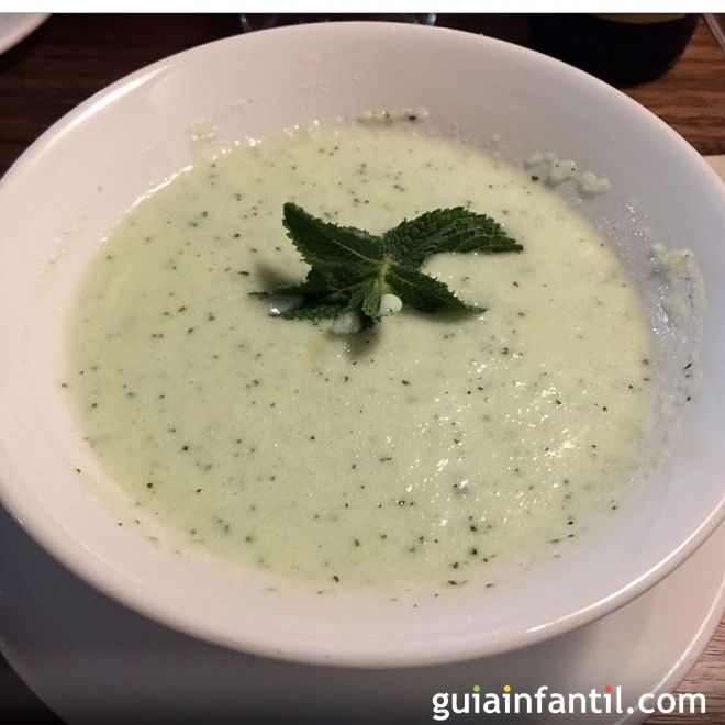 Crema fría de pepino, yogur y menta. Receta fácil y rápida de verano