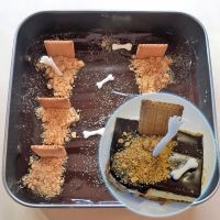 Tarta cementerio con galletas. Recetas de Halloween para niños