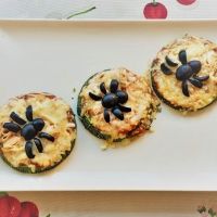 Mini pizzas con arañas. Receta de Halloween para niños