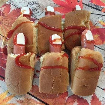 Hot dogs con dedos sangrientos