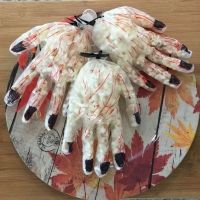 Manos sangrientas para Halloween con palomitas. Recetas divertidas para niños