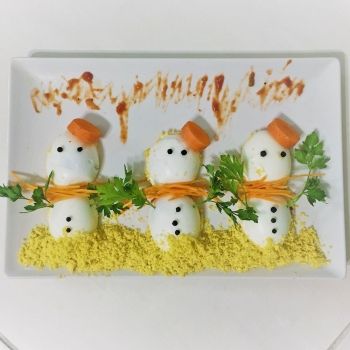 Huevos rellenos con forma de muñeco de nieve. Recetas de Navidad