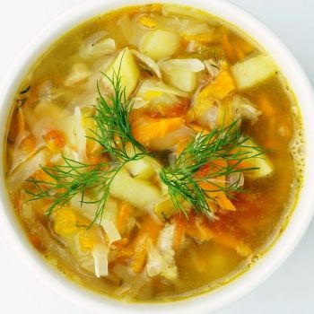 Guiso de pollo con verduras y quinoa. Receta de cuchara para los niños