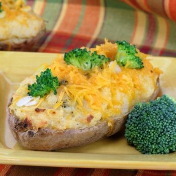 Patatas o papas rellenas con brócoli y queso. Recetas al horno