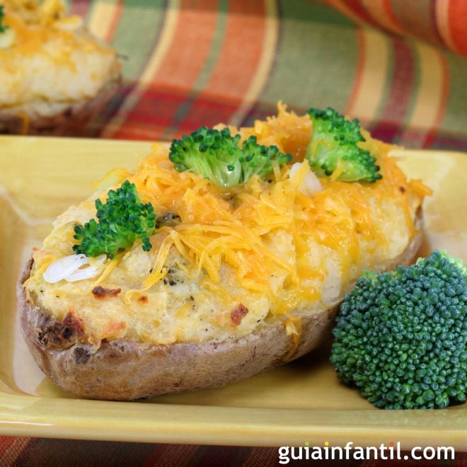Patatas o papas rellenas con brócoli y queso. Recetas al horno