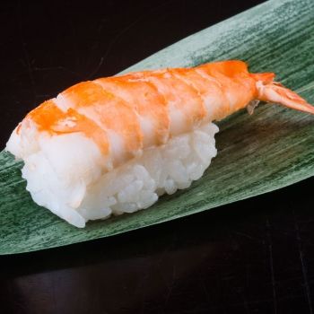 Nigiri sushi con langostinos, cocina japonesa para niños