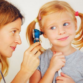 Como evitar problemas auditivos en los niños