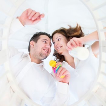 Padre y bebé en la cuna