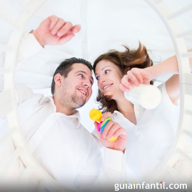 Padre y bebé en la cuna