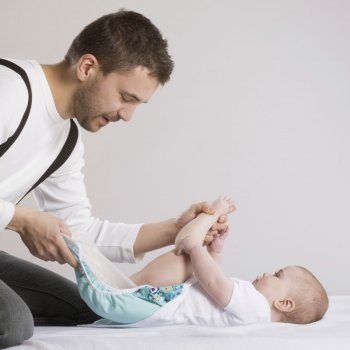 Padre primerizo y el pis del bebé