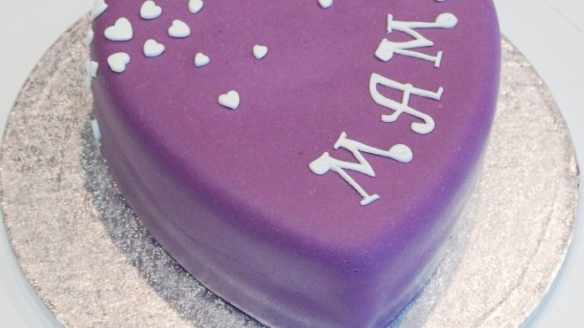 Tarta fondant de corazón para el Día de la Madre