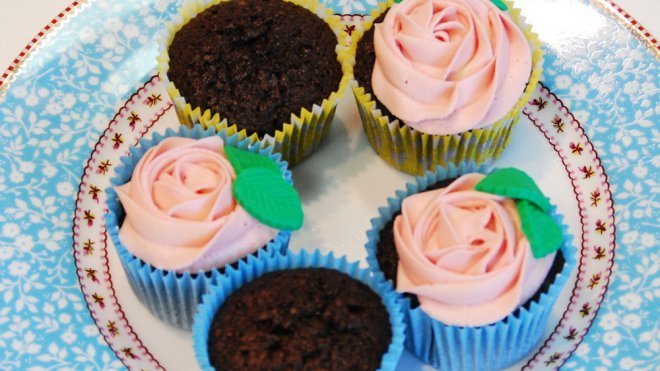 Cupcake de rosa con buttercream. Recetas para niños