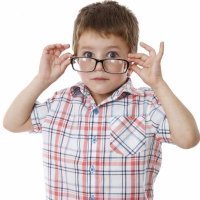 El uso de gafas para los niños
