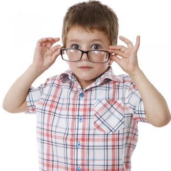 El uso de gafas para los niños