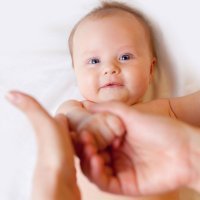 Aprende a hacer un masaje relajante para el bebé