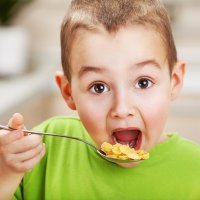 Qué hacer cuando los niños comen demasiado rápido