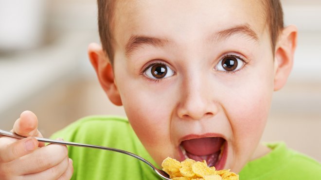 Qué hacer cuando los niños comen demasiado rápido