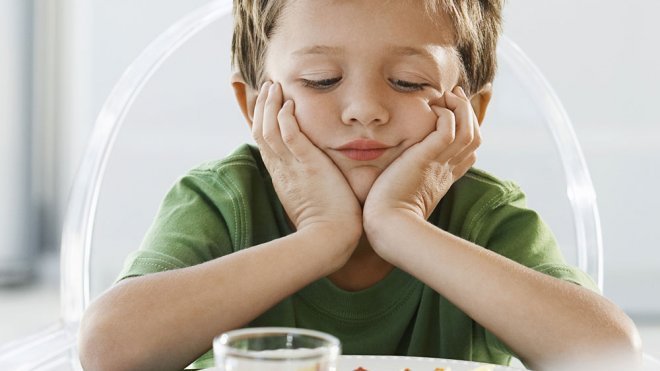 Cómo enseñar a los niños que comen muy lento