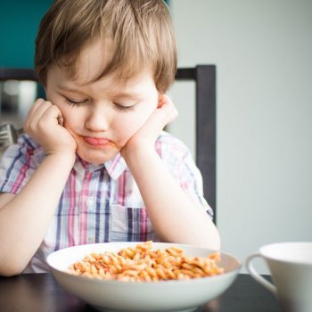 ¿Se debe obligar al niño a comer todo lo que hay en el plato?