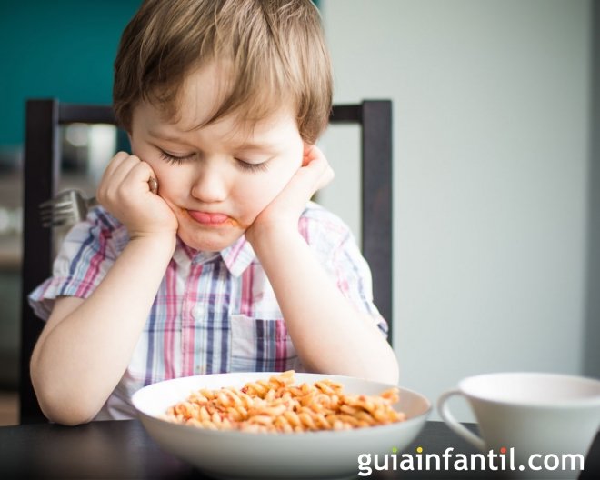 ¿Se debe obligar al niño a comer todo lo que hay en el plato?