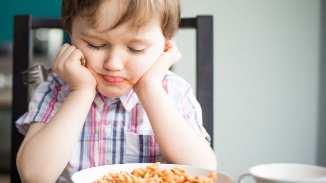 ¿Se debe obligar al niño a comer todo lo que hay en el plato?