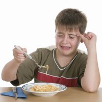 Cómo llaman los niños la atención durante la comida
