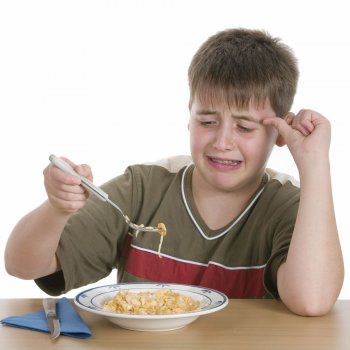 Cómo llaman los niños la atención durante la comida