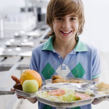 Por qué los niños comen mejor en el comedor del colegio