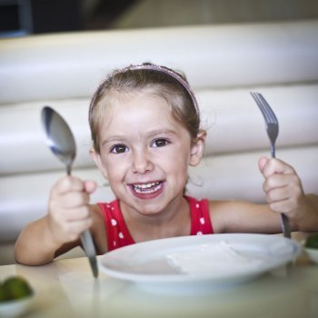 Cómo enseñar a los niños buena conducta en la mesa