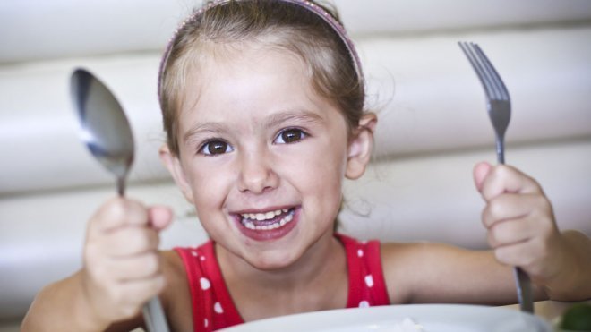 Errores y consejos para enseñar buenos hábitos en la mesa