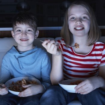¿Se debe apagar la televisión en las comidas?