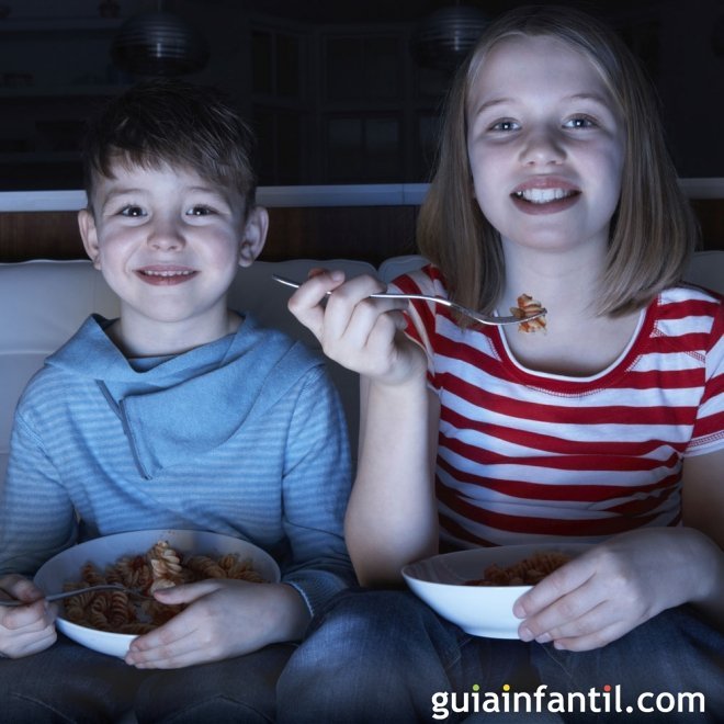 ¿Se debe apagar la televisión en las comidas?