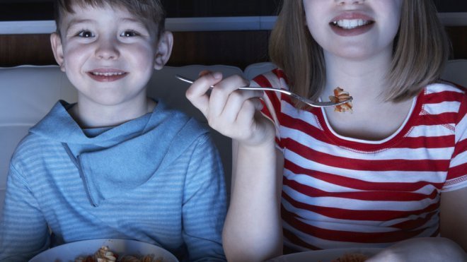 ¿Se debe apagar la televisión en las comidas?