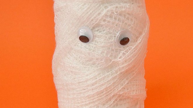 Manualidades de Halloween para niños. Momia higiénica
