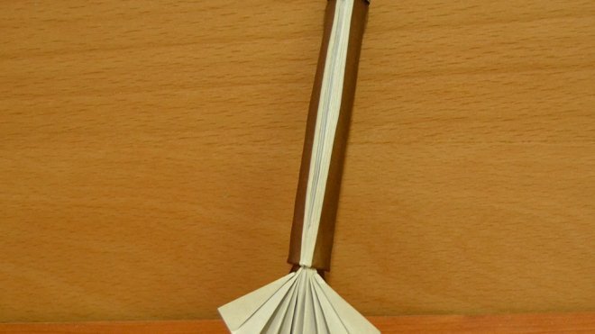 Crea una escoba de bruja. Origami para Halloween