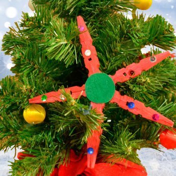 Estrella de Navidad hecha con pinzas recicladas. Manualidad infantil