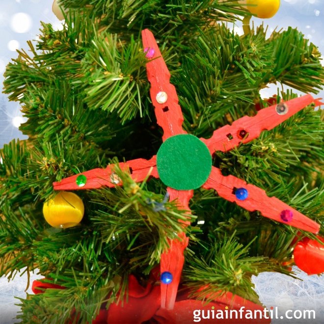 Estrella de Navidad hecha con pinzas recicladas. Manualidad infantil