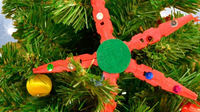 Estrella de Navidad hecha con pinzas recicladas. Manualidad infantil