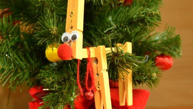 Reno con pinzas para decorar el árbol de Navidad