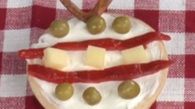 Aperitivos navideños. Canapé de bola de Navidad
