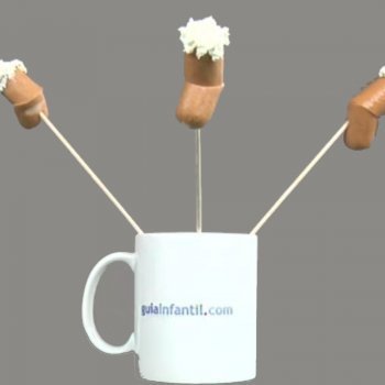 Botas de Santa Claus con salchichas. Canapés de Navidad