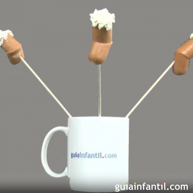 Botas de Santa Claus con salchichas. Canapés de Navidad