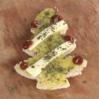 Canapé de árbol de Navidad con guacamole