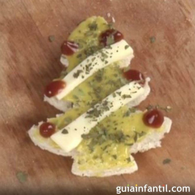 Canapé de árbol de Navidad con guacamole