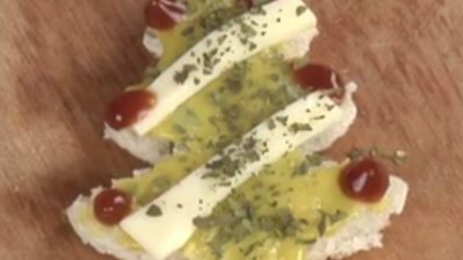 Canapé de árbol de Navidad con guacamole