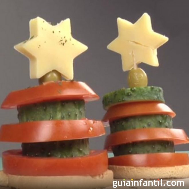Canapé de árbol de Navidad con ensalada