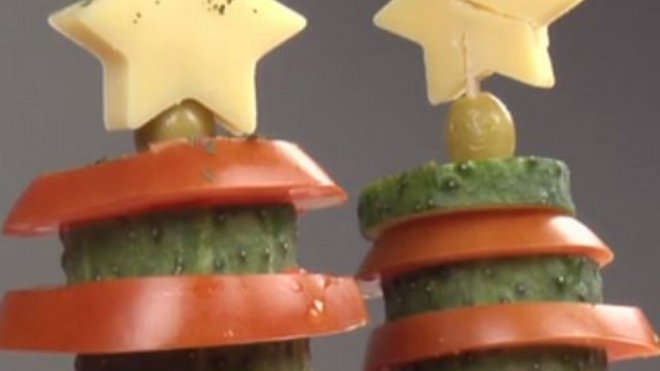 Canapé de árbol de Navidad con ensalada