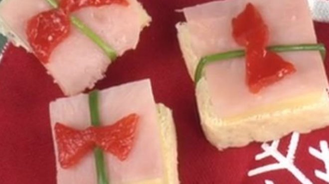 Regalo de jamón y queso. Canapés para la Navidad